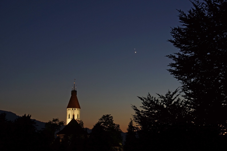 Stadtkirche Thun mit Venus und Jupiter.jpg