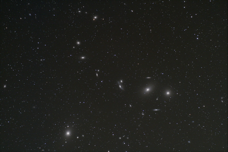 Galaxie Markarian Galaxy Chain.jpg
