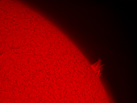 Sonnenoberfläche im H-Alpha Licht Detail mit Protuberanz 30.06.2015.jpg